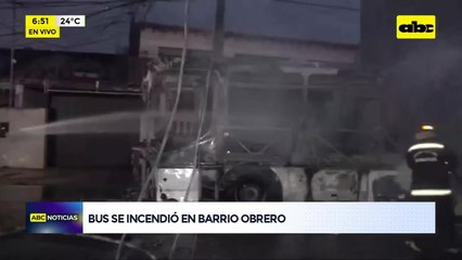 Ómnibus ardió en llamas en Barrio Obrero: siniestro no dejó heridos