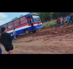 Pasajeros tiran de colectivo atascado en el barro: el drama de los caminos en Moisés Bertoni