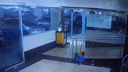 Accidente En El Shopping Fuente - Auto En Las Escaleras