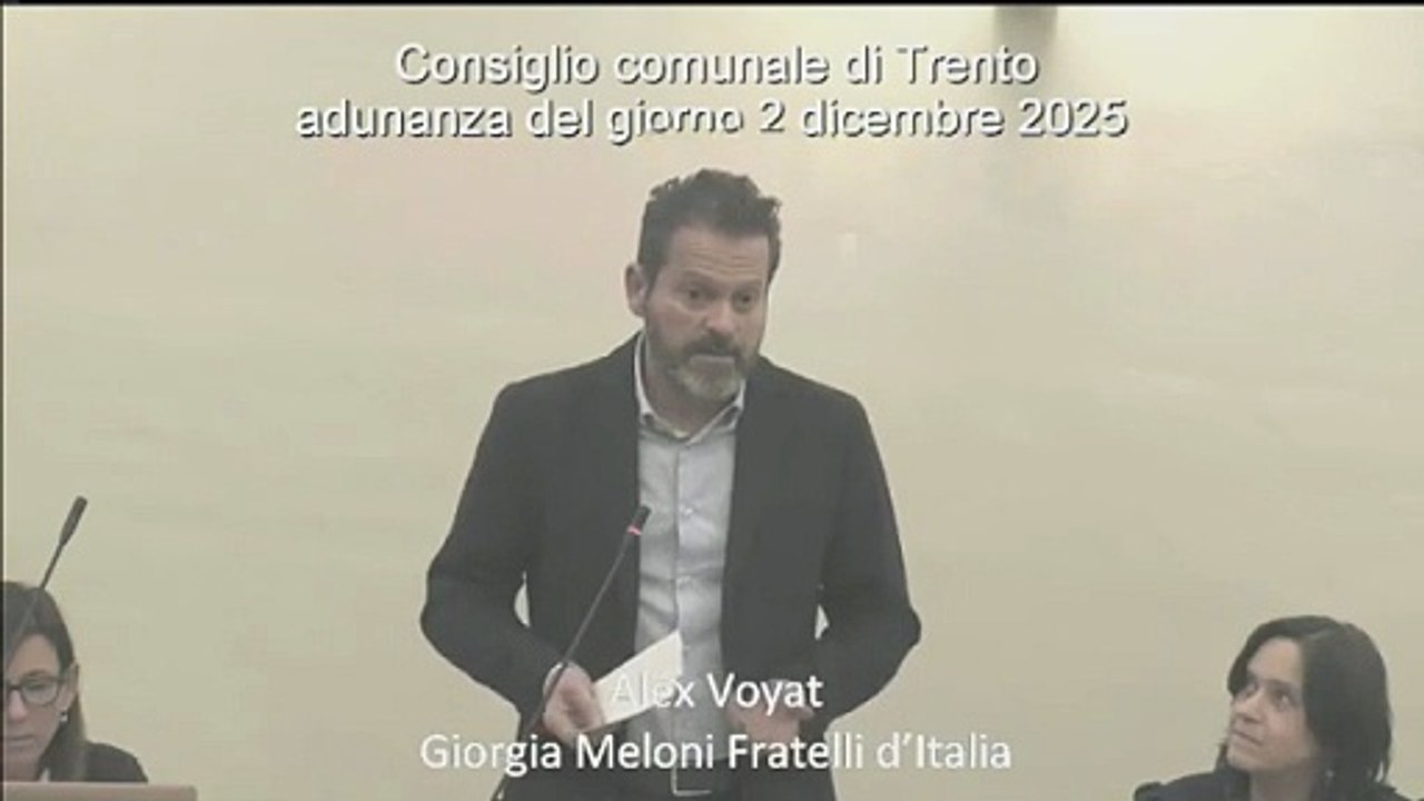 Trento, il video dell'intervento del consigliere comunale FdI: «Stufi di vedere persone che pregano con il culo per aria»