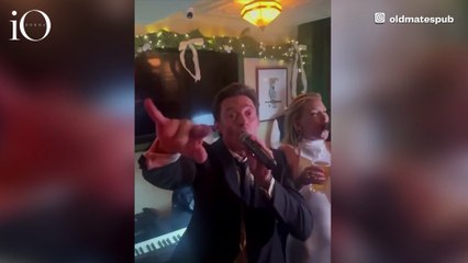 Hugh Jackman e Kate Hudson sanno come fare festa: la performance a sopresa in un pub di New York