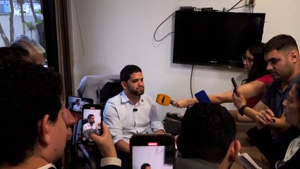 Raúl Benítez recibe a una escribana enviada por Lizarella Valiente