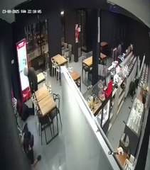 Violento robo en una heladería de Argentina: golpearon a una empleada paraguaya