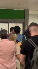 Tensión en aeropuerto de Madrid, paraguayos denuncian retrasos y exigen respuestas