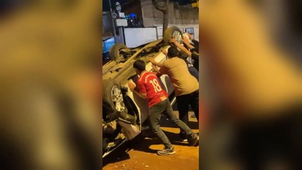 Aparatoso vuelco sobre la avenida Fernando de la Mora