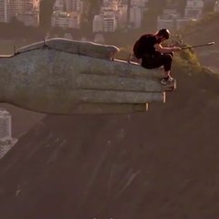 Hombres invaden el Cristo Redentor y se lanzan en paracaídas desde uno de los brazos