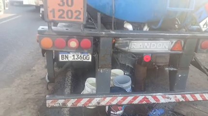 Aguardan orden fiscal para transferir combustible a otro camión cisterna