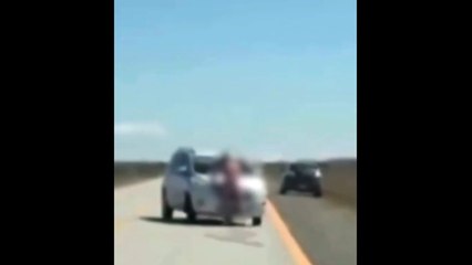 VIDEO: ¡Se lanzó a un auto! Un hombre ebrio y sin ropa pone en ‘jaque’ a conductores