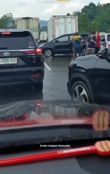Tabrakan beruntun di dalam tol