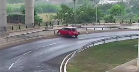 Agente de PMT sufre accidente en su moto particular