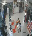Un joven ingresó a una tienda y hurtó objetos