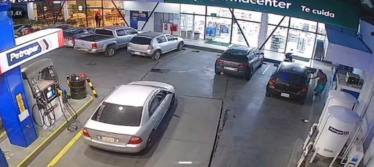 Roban garrafas de una estación de servicios en Asunción