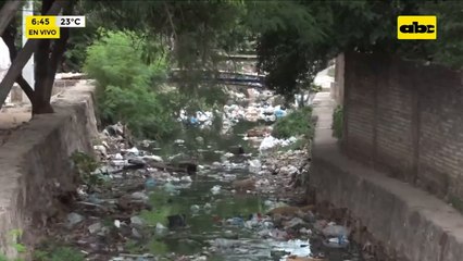 Deplorable estado del Arroyo Morotĩ: vecinos denuncian falta de recolección y piden contenedores