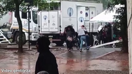 Denuncia jornada médica "bajo lluvia" y barro en Alto Paraná