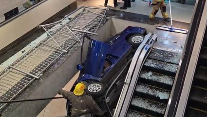 Vehículo Entre Las Escaleras Mecánicas Fuente Shopping