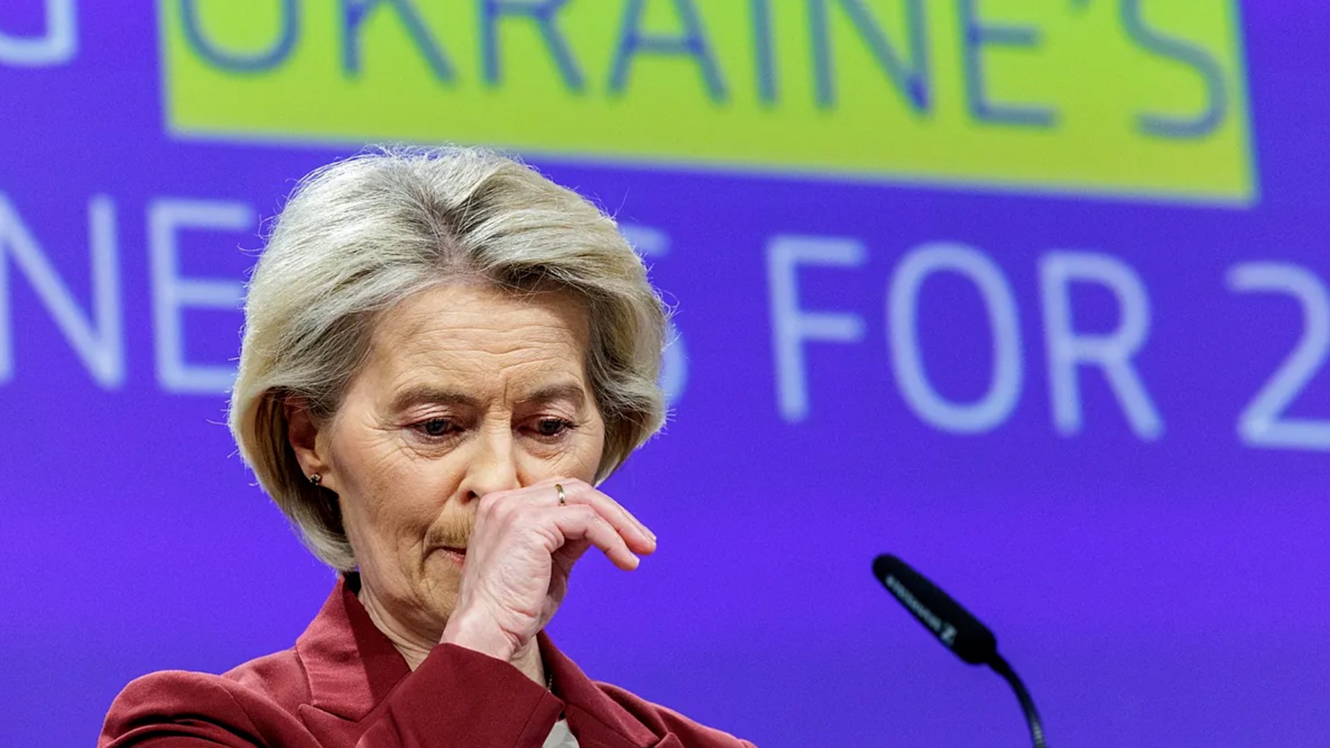 La Comisi�n Europea (CE) ha presentado la base legal para financiar un pr�stamo de reparaciones a Ucrania utilizando la liquidez generada por los activos soberanos rusos congelados en la Uni�n Europea. El plan prev� un pr�stamo europeo de 90.000 millones de euros durante los dos pr�ximos a�os para cubrir las necesidades de financiaci�n del Gobierno de Volodimir Zelenski. Esta cifra representa dos tercios de los 135.000 millones de euros que el FMI calcula que Ucrania necesitar� para el periodo 2026-2027.