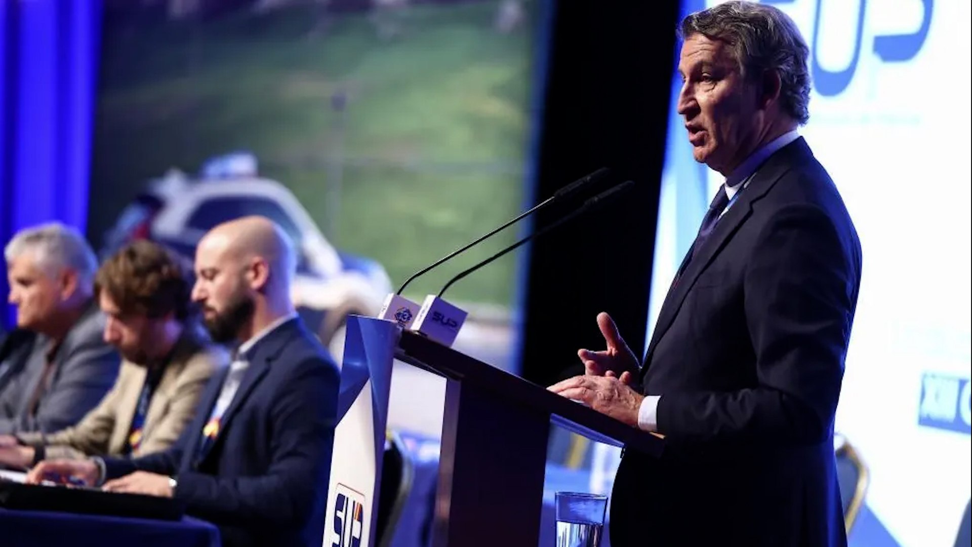 El presidente del Partido Popular, Alberto N��ez Feij�o, ha presentado un contundente plan de seguridad y justicia penal, compuesto por diez medidas, en el marco del XIII Congreso Nacional del Sindicato Unificado de Polic�a (SUP). El l�der de la oposici�n ha justificado este "dec�logo" aludiendo a la percepci�n ciudadana de inseguridad, se�alando que "hablar de seguridad ya no es sin�nimo de un tema lejano ni exclusivo de zonas hist�ricamente conflictivas" y haci�ndose eco de que "la gente expresa que ya no se siente segura y protegida".
Feij�o sostiene que, en los �ltimos siete a�os, el n�mero de delitos en Espa�a ha experimentado un crecimiento del 20%, destacando incrementos alarmantes en cr�menes "especialmente graves".
La medida m�s destacada y dura de su propuesta es la extensi�n del cumplimiento efectivo de las penas, concretamente, planteando "la extensi�n de la prisi�n permanente revisable para depredadores". El PP justifica esta firmeza en datos que demuestran que "uno de cada cuatro de esos delincuentes es reincidente". Adem�s, esta estrategia busca legislar para "revertir el fracaso de la ley del s�lo s� es s�" e impedir "errores tan graves" como los detectados en el sistema de pulseras antimaltrato.
El l�der popular tambi�n atac� duramente al PSOE, cuestionando su feminismo ante la gesti�n de las denuncias internas de acoso. Feij�o advirti� al presidente del Gobierno, Pedro S�nchez: "No puede proclamarse defensor de las mujeres quien las ha abandonado en su propia organizaci�n y en su propia casa". Tambi�n calific� de "aut�ntica verg�enza" las declaraciones de la vicepresidenta primera, Mar�a Jes�s Montero, sobre la labor policial ante la violencia machista.
En cuanto a otros pilares de su plan, Feij�o prometi� abordar la multirreincidencia, convertida en "uno de los puntos m�s vulnerables del sistema penal". Para ello, abog� por endurecer las penas de forma que "el valor de lo hurtado no sea un criterio" para eludir la c�rcel "cuando existen antecedentes", adem�s de proponer "juicios r�pidos y acumulaci�n de causas por estos casos". El paquete de medidas incluye tambi�n el compromiso de aprobar la Ley de Multirreincidencia, desbloquear la Ley Antiocupaci�n y abordar "expulsiones inmediatas" de los ciudadanos extranjeros reincidentes.