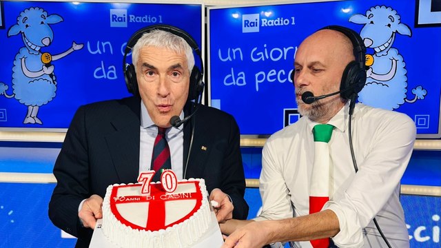 Casini festeggia i 70 anni a 'Radio1' con una torta a forma di scudo crociato: «La prima a farmi gli auguri? Elly Schlein»