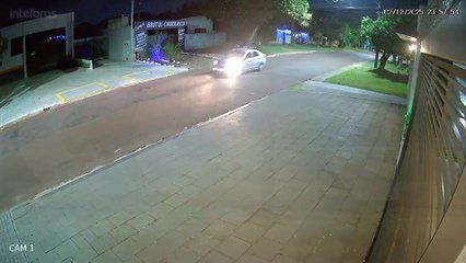Câmera flagra acidente no Jardim Clarito, em Cascavel