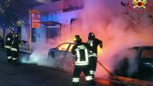 Auto in fiamme a corso Centocelle.