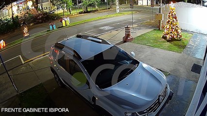 Homem furta fios de enfeites de Natal em avenida central de Ibiporã; vídeo