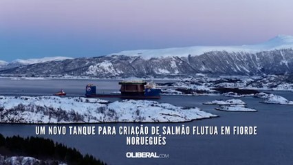 Um novo tanque para criação de salmão flutua em fiorde norueguês