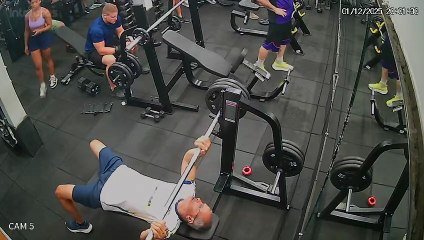 Homem morre após ser atingido por barra de supino em academia de Olinda