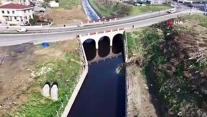 İstanbul'da şehrin ortasındaki derenin rengi kırmızıya döndü!