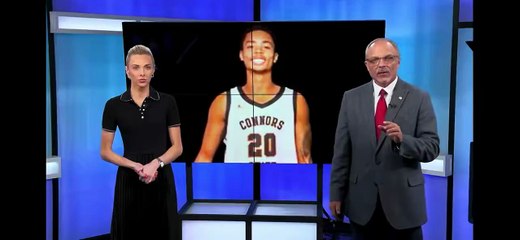 Jugador de baloncesto de 20 años, al recibir un codazo en pleno partido