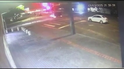 Câmera registra acidente em que motorista furou sinal e fugiu sem prestar socorro em Cascavel