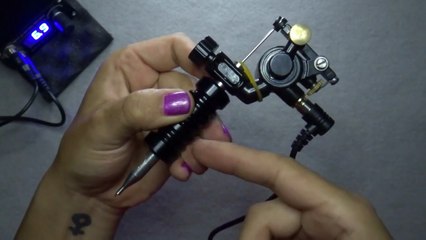 Como Colocar Una Aguja y Un Grip Tradicional En Una Maquina Rotativa Transversal Para Tatuar