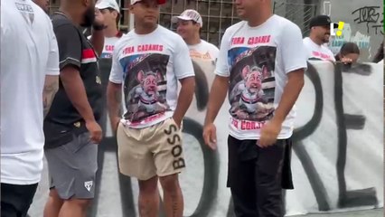 Torcida do SPFC protestando aqui na Vila Belmiro