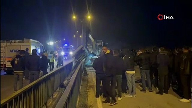 Köprü demirlerine çarpan araç hurdaya döndü: 1 ölü, 3 yaralı