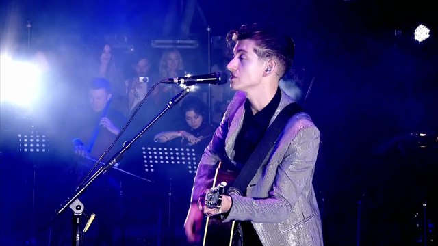 Mardy Bum (with 'Don’t Look Back in Anger' snippet) - Arctic Monkeys (live)