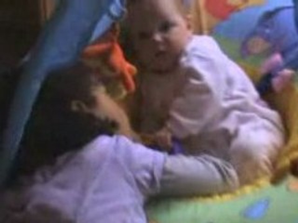 Jenny et Yanaëlle jouent