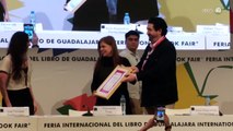 “Espero nunca sentirme demasiado cómoda en la escritura”: Fernanda Trías al recibir Premio Sor Juana