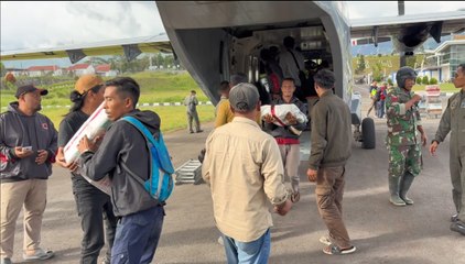 Pesawat TNI AL Kembali Distribusikan Logistik Kemanusiaan ke Bener Meriah dan Aceh Tengah