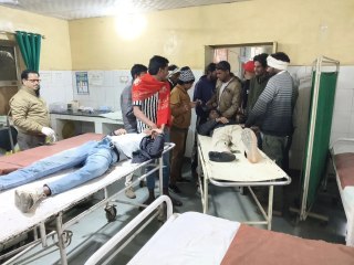 अज्ञात वाहन की टक्कर से दो युवक घायल, अलवर रैफर