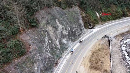 Ayder yolunda kaya alarmı! Dağcılar çelik ağla kalkan örüyor