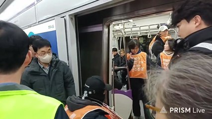 전장연, 1호선 남영역서 탑승 시위...승객들 하차도 / YTN