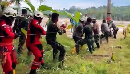 Pulihkan Pasokan Listrik di Bireuen, TNI Bantu PLN Bangun Tower Darurat