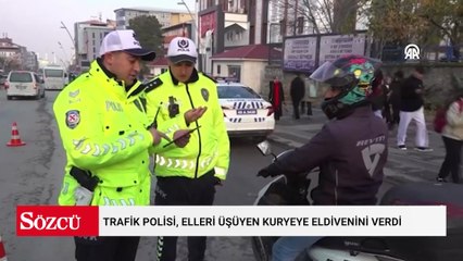 Elleri üşüyen kuryeye eldivenini veren polisin görüntüsü sosyal medyada beğeni topladı