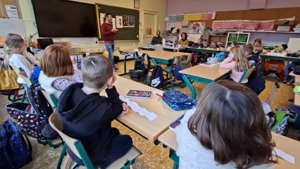 Salvatore Minni dévoile ses “Mystère en Belgique” auprès des élèves de l’école libre de Taintignies