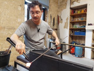 Ce souffleur de verre du Perche propose de faire ses propres boules de Noël