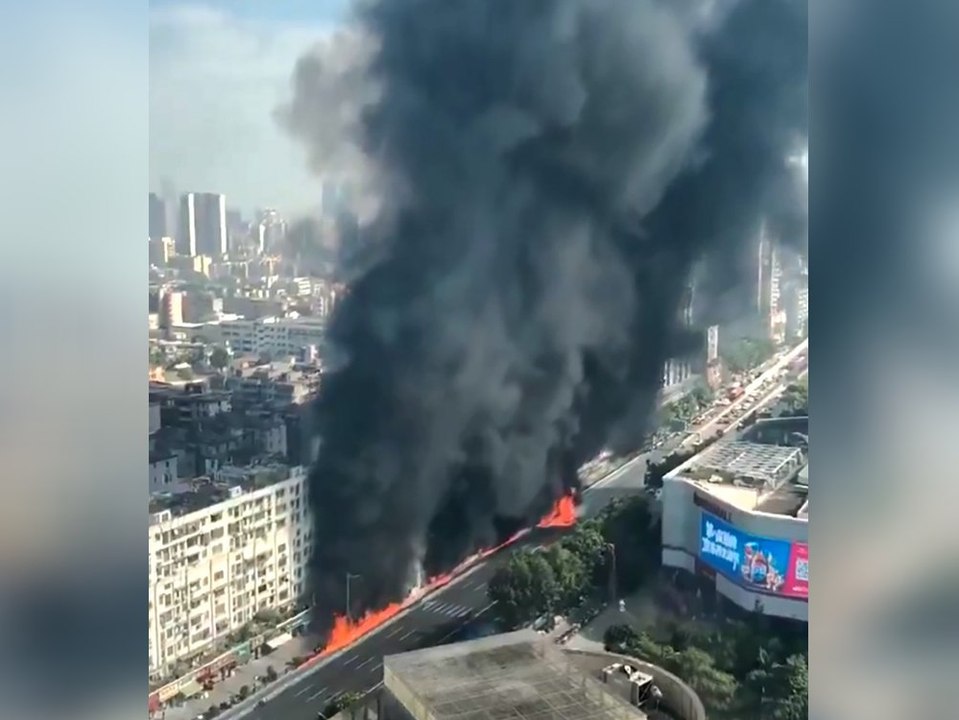 Brennender paraffin-truck reißt feuerspur in straße