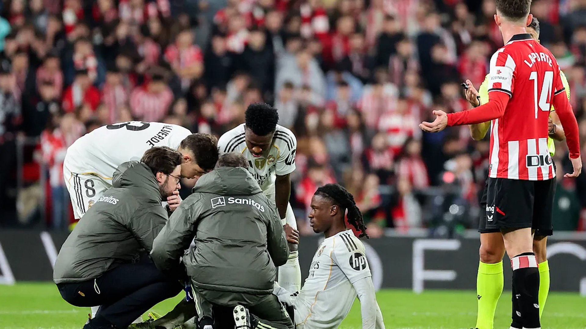 El Athletic Club de Bilbao cay� derrotado este mi�rcoles en San Mam�s ante el Real Madrid CF por un contundente 0-3, en una nueva jornada de La Liga. Con esta victoria, el equipo blanco se sit�a a solo un punto del FC Barcelona, mientras que los rojiblancos se alejan de los puestos de Champions League, qued�ndose a cuatro puntos del objetivo europeo.

El encuentro estuvo marcado por la superioridad del Real Madrid, que supo aprovechar sus oportunidades y mantener el control del partido en un estadio siempre exigente como San Mam�s. Tras el choque, el entrenador del Athletic, Ernesto Valverde, reconoci� la calidad del rival pero inst� a su equipo a reaccionar cuanto antes. "Tenemos que reconocer los m�ritos del rival, pero hay que levantarse", afirm� en la rueda de prensa posterior al partido.

La derrota supone un freno para el buen ritmo que el Athletic ven�a mostrando en las �ltimas semanas, mientras que el Real Madrid contin�a consolidando su candidatura al t�tulo liguero.