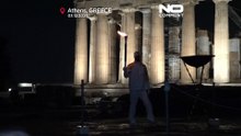 Η ολυμπιακή φλόγα φωτίζει τον Παρθενώνα πριν τους Χειμερινούς Ολυμπιακούς στο Μιλάνο-Κορτίνα