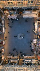 La vieille bourse de Lille s’illumine pour Noël 🎄❤️*Vol de drone (Mavic mini 3 pro) effectué avec autorisation et une licence de télépilote professionnel. La vieille bourse est équipée d’un filet de sécurité visible sur la vidéo.