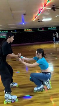 🔥 Cõng crush trượt patin + cầm vô lăng đồ chơi lái xe… tưởng dễ mà cả sân patin 12M người xem đứng hình luôn 😱👇 Đến giây cuối mới hiểu tại sao ai cũng hét “ĐỈNH QUÁ TRỜI ƠI” 🤯⛸️💨