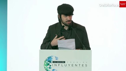 El escritor David Uclés, ante Ayuso- "He vendido 300.000 ejemplares y en Madrid solo puedo comprar un zulo sin ventanas" resumido